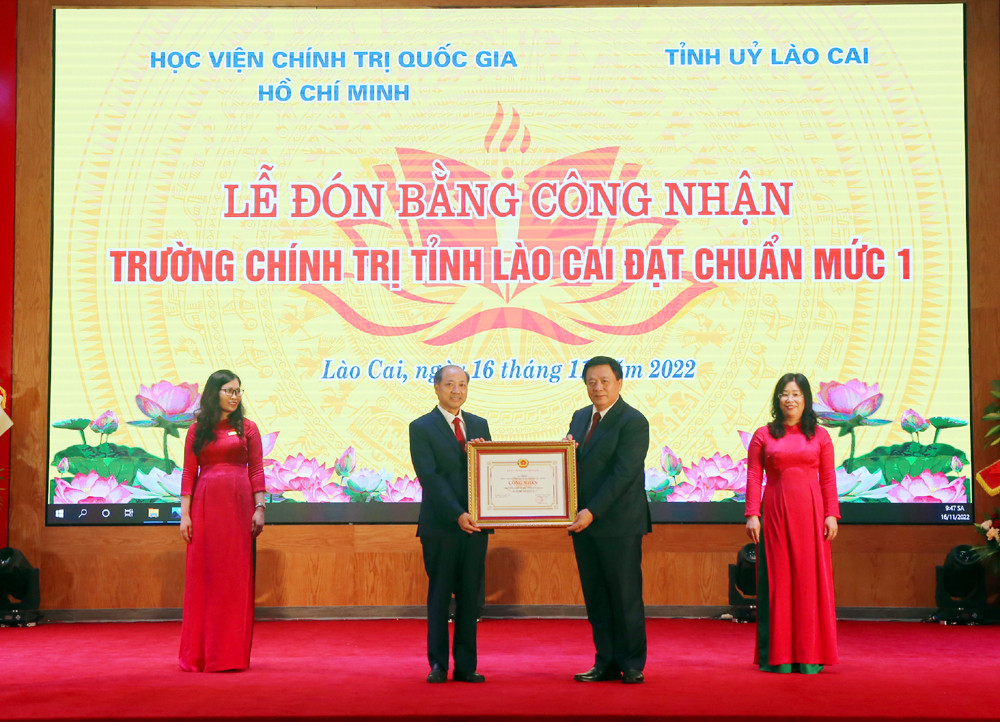 Đồng chí Nguyễn Xuân Thắng, Ủy viên Bộ Chính trị, Giám đốc Học viện Chính trị Quốc gia Hồ Chí Minh, Chủ tịch Hội đồng Lý luận Trung ương trao Bằng công nhận đạt chuẩn mức 1 cho Trường Chính trị tỉnh. 04.JPG