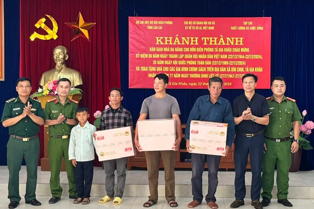 Văn phòng cơ quan Cảnh sát điều tra Công an tỉnh Lào Cai tặng quà cho các gia đình nghèo có con em là học sinh vượt khó.jpg