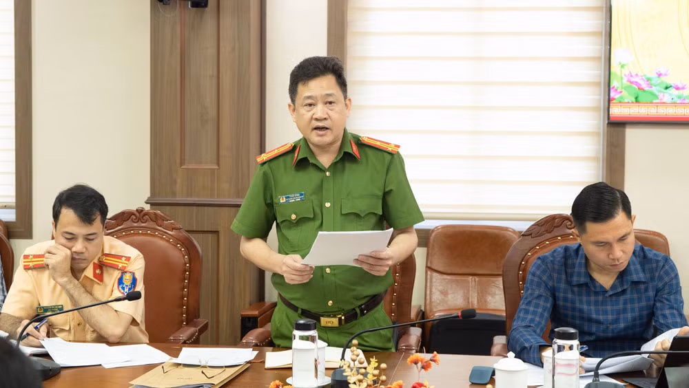 Lãnh đạo Công an huyện Mường Khương nêu lên một số kết quả của huyện đạt được trong vấn đề ATGT địa phương.jpg