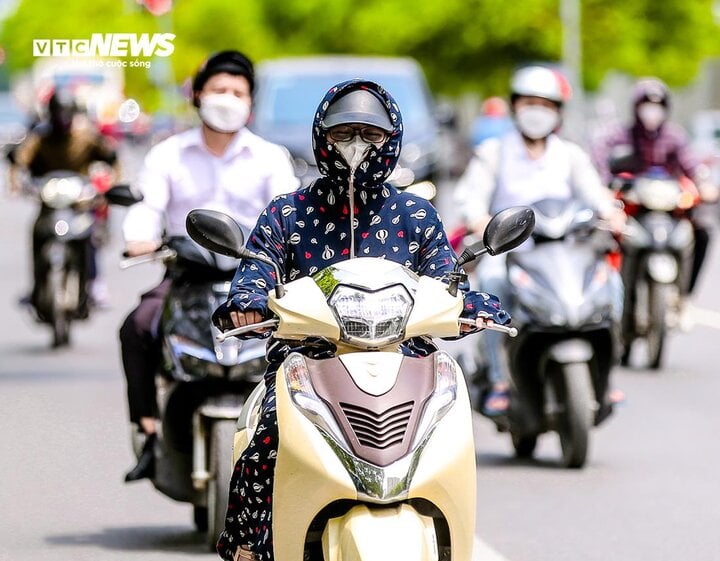 Ngày đầu tuần, nhiều nơi trên cả nước nắng như đổ lửa, nhiệt độ cao nhất có nơi trên 38 độ C. Ngày đầu tuần, nhiều nơi trên cả nước nắng như đổ lửa, nhiệt độ cao nhất có nơi trên 38 độ C.
