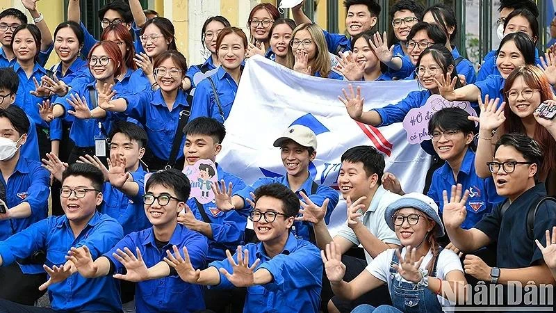 Sinh viên tình nguyện trong khuôn khổ chương trình "Tiếp sức mùa thi" năm 2023.