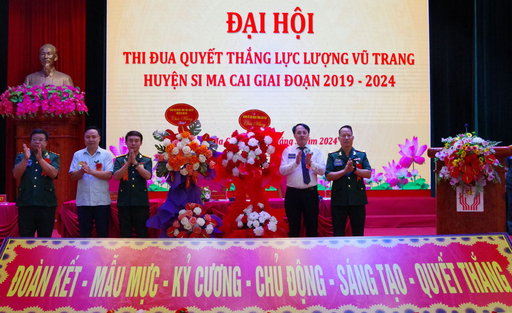 Thủ trưởng Bộ CHQS tỉnh tặng hoa chúc mừng đại hội. SMC 1.JPG