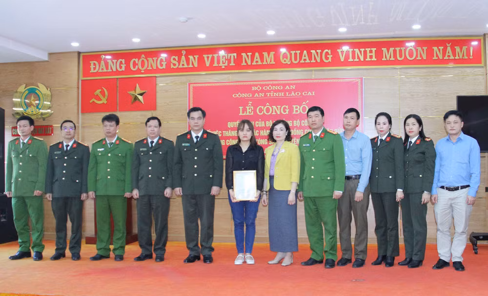 Đồng chí Đại tá Nguyễn Văn Thịnh - Phó giám đốc Công an tỉnh trao quyết định thăng cấp bậc hàm Thiếu tá cho đồng chí Bùi Văn Đức.JPG