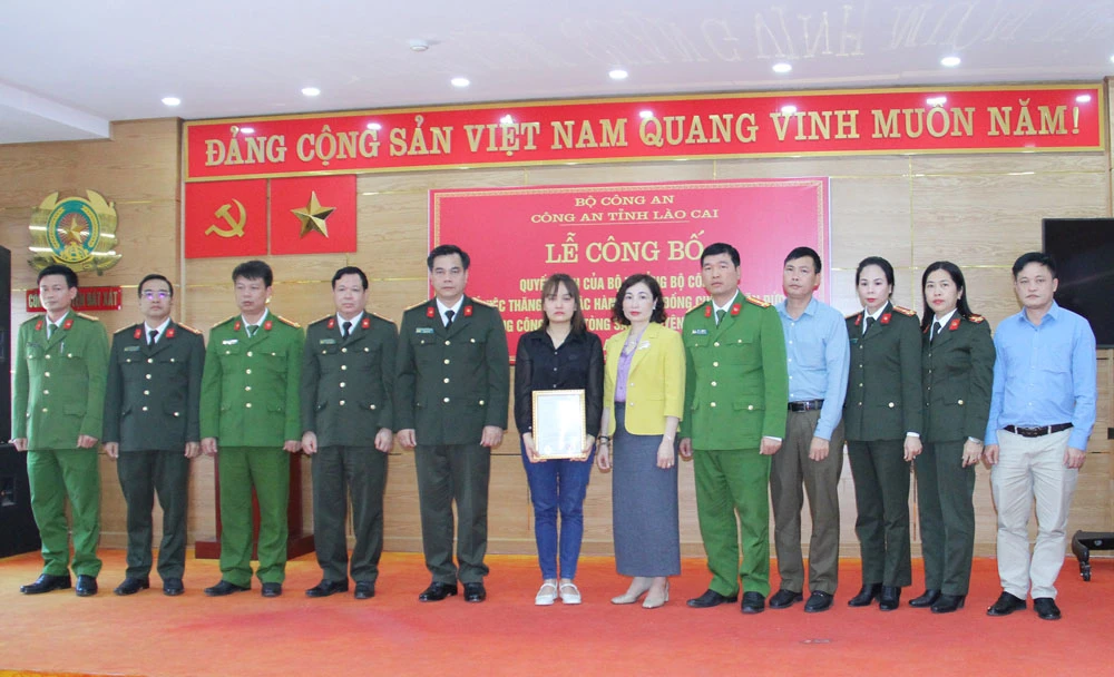 Đồng chí Đại tá Nguyễn Văn Thịnh - Phó giám đốc Công an tỉnh trao quyết định thăng cấp bậc hàm Thiếu tá cho đồng chí Bùi Văn Đức.JPG