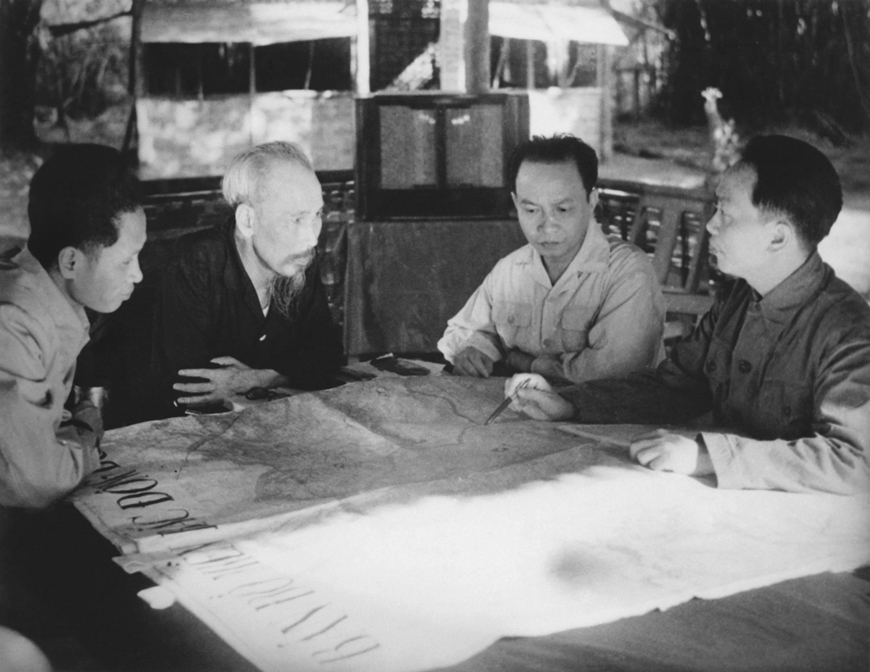 Chủ tịch Hồ Chí Minh căn dặn Đại tướng Võ Nguyên Giáp: “... trận này quan trọng, phải đánh cho thắng. Chắc thắng mới đánh, không chắc thắng không đánh”. Ảnh tư liệu Chủ tịch Hồ Chí Minh căn dặn Đại tướng Võ Nguyên Giáp: “... trận này quan trọng, phải đánh cho thắng. Chắc thắng mới đánh, không chắc thắng không đánh”. Ảnh tư liệu