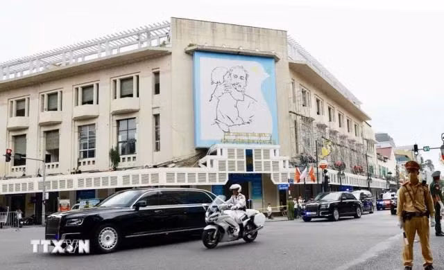 Đoàn xe của Tổng thống LB Nga Vladimir Putin trên đường di chuyển đến Phủ Chủ tịch.