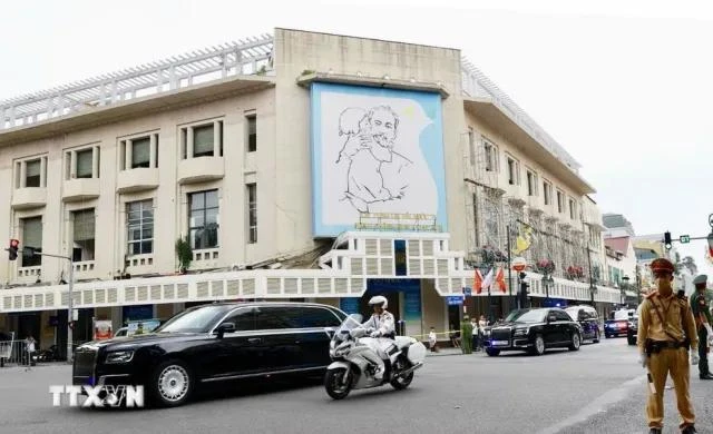 Đoàn xe của Tổng thống LB Nga Vladimir Putin trên đường di chuyển đến Phủ Chủ tịch.