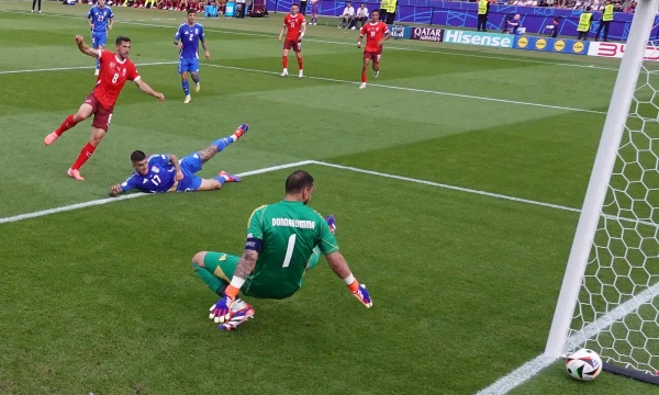 Gianluigi Donnarumma phải vào lưới nhặt bóng 2 lần trong trận đấu đầu tiên vòng 1/8 EURO 2024.