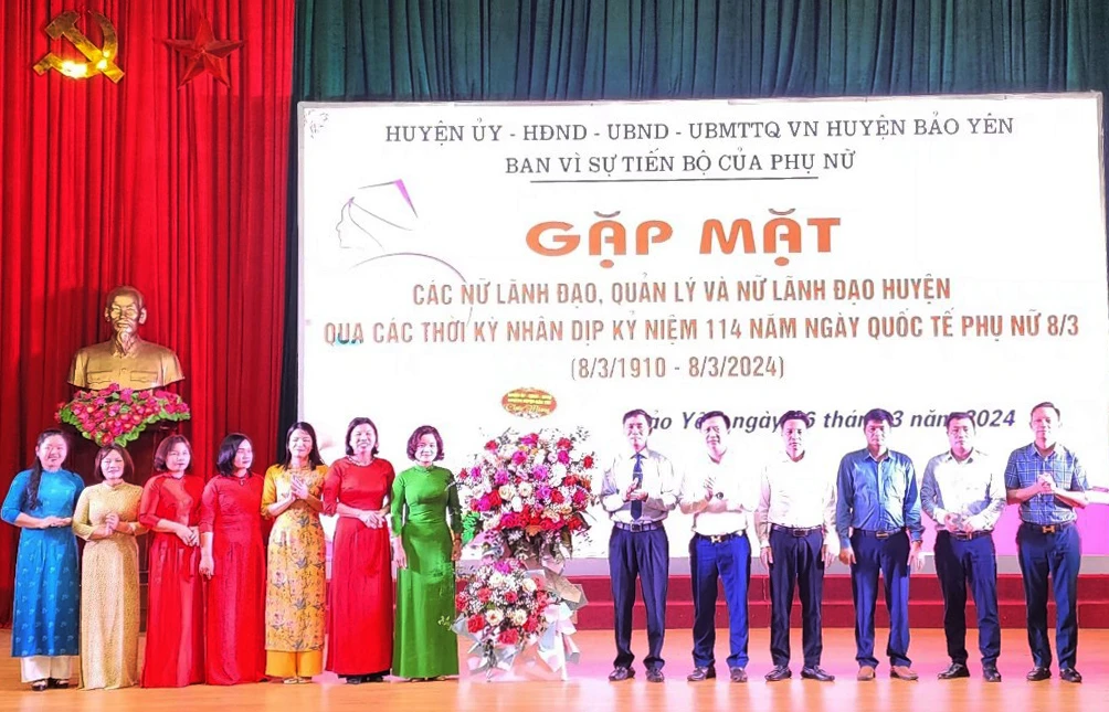 Các đồng chí lãnh đạo huyện Bảo Yên tặng hoa chúc mừng Hội LHPN huyện.jpg