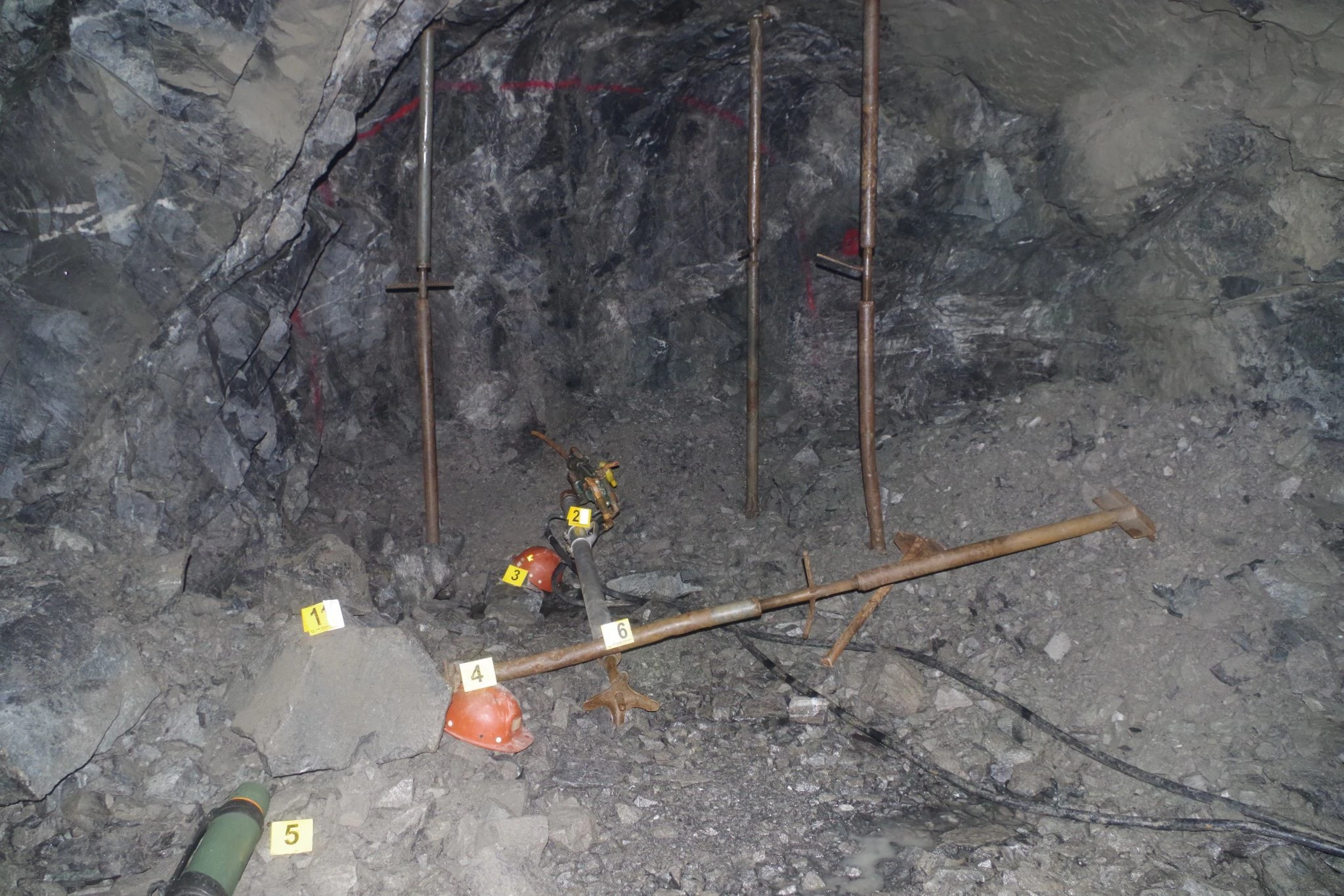 Ảnh 2. Nơi các nạn nhân bị đá rơi (2).jpg