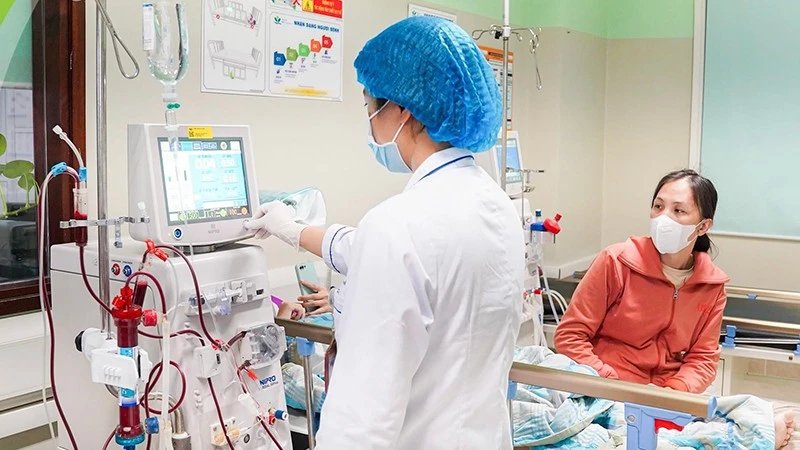 Ðiều dưỡng tham gia điều trị cho bệnh nhi sau ghép thận tại Bệnh viện Nhi Trung ương.
