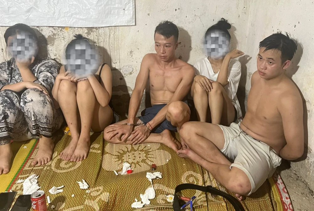 Ảnh 2. Bắt quả tang các đối tượng tổ chức sử dụng ma tuý cùng một số tang vật tại hiện trường.jpg