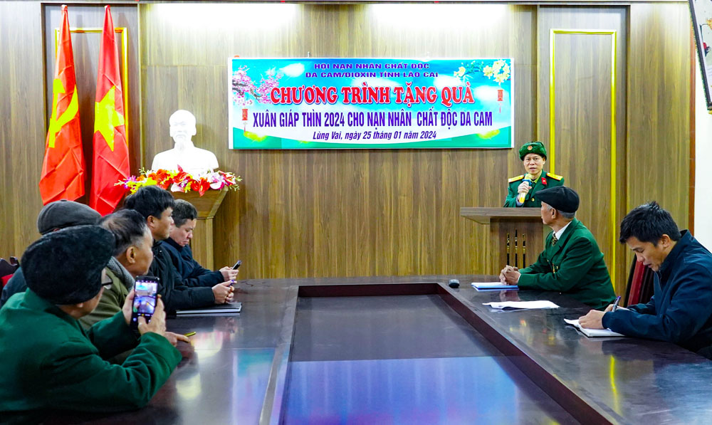Quang cảnh buổi trao quà. Anh 1.jpg