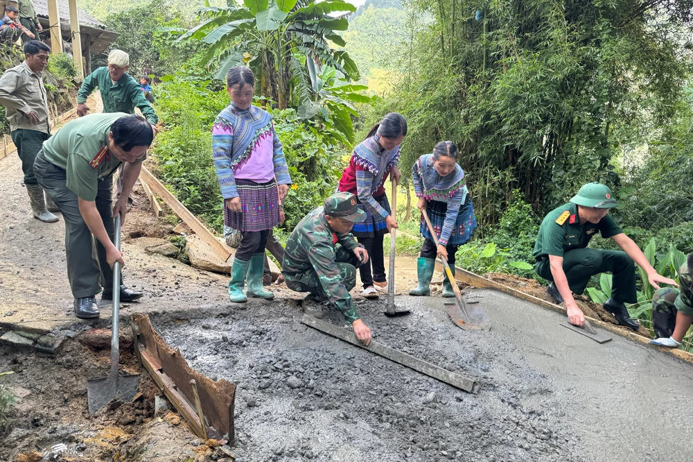 Ảnh 4. Phối hợp các lực lượng và người dân để thi công.jpg