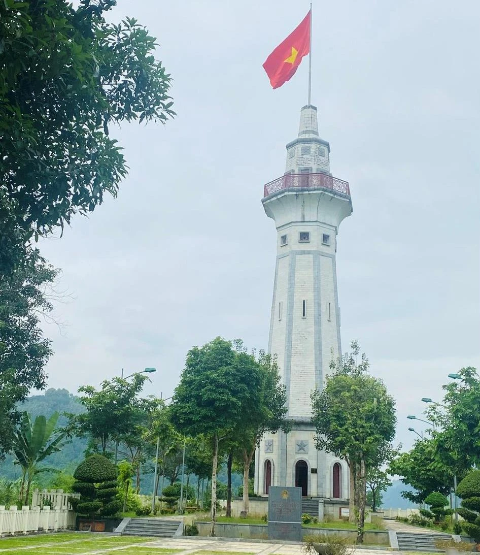 Cột cờ Lũng Pô - nơi cách đây 45 năm đã diễn ra cuộc chiến đấu bảo vệ biên giới của Đồn CANDVT Nậm Mít.