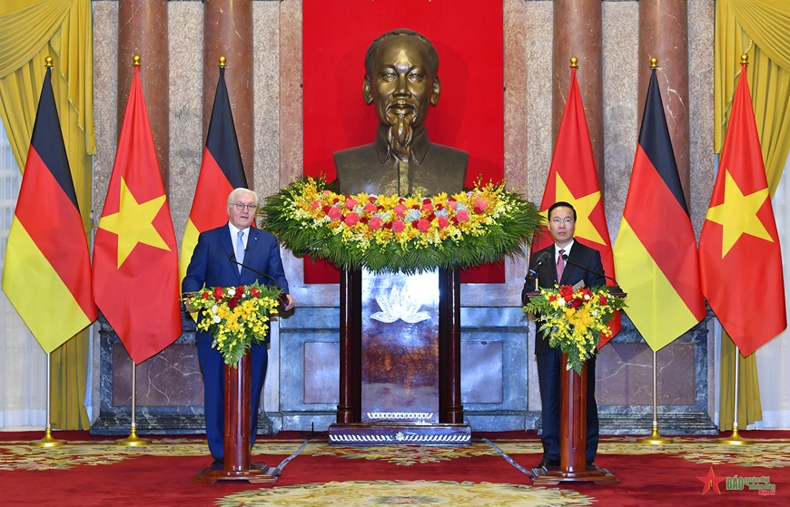 Chủ tịch nước Võ Văn Thưởng và Tổng thống Đức Frank-Walter Steinmeier tại họp báo chung sau hội đàm. Chủ tịch nước Võ Văn Thưởng và Tổng thống Đức Frank-Walter Steinmeier tại họp báo chung sau hội đàm.