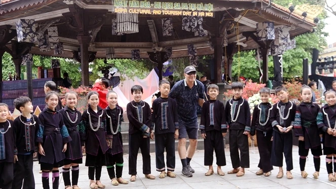 Ông Hosenin Keynejad, du khách nguời Iran thích thú về văn hóa Sa Pa.