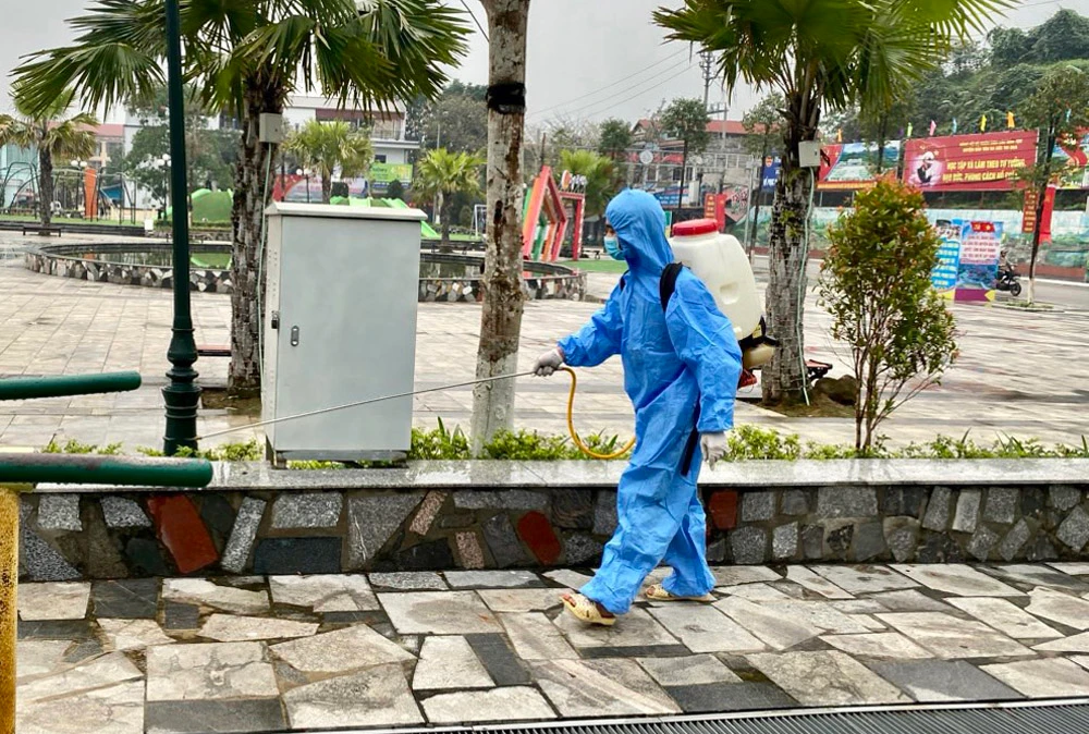Phun thuốc diệt muỗi tại các tiểu công viên trên địa bàn thị trấn.jpg