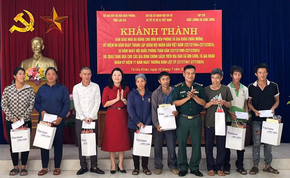 Tăng quà cho các hộ nghèo.jpg