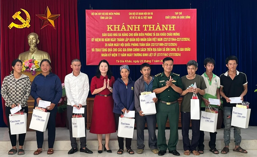 Tăng quà cho các hộ nghèo.jpg