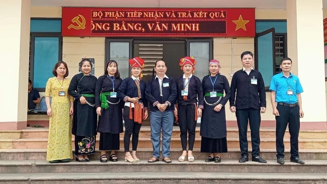 Trang phcuj dân tộc.jpg