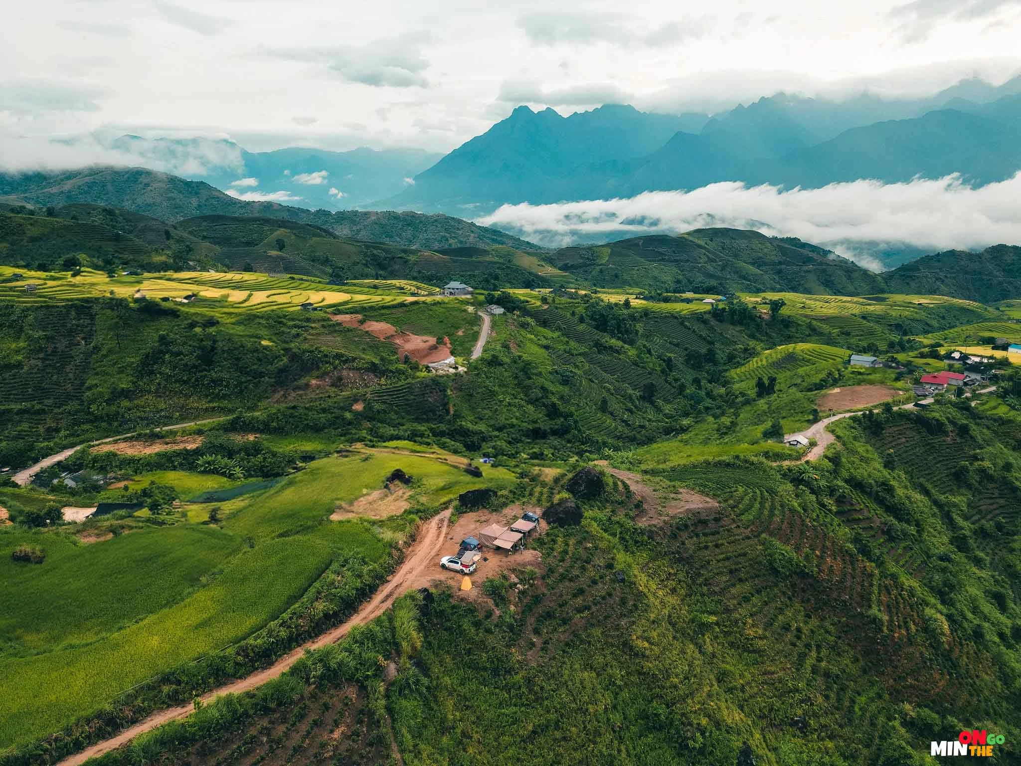 Để đến đồi chè Tân Uyên, du khách có thể di chuyển theo hai hướng. Nếu du khách xuất phát từ thị xã Nghĩa Lộ, sẽ đi theo quốc lộ 32 đến Mù Cang Chải (Yên Bái), qua Than Uyên rồi đến Tân Uyên (Lai Châu). Từ Hà Nội, du khách đi theo cao tốc Hà Nội – Lào Cai đến Sa Pa, sau đó đi theo quốc lộ 4D đến ngã ba Bình Lư, di chuyển theo quốc lộ 32 đến Tân Uyên.