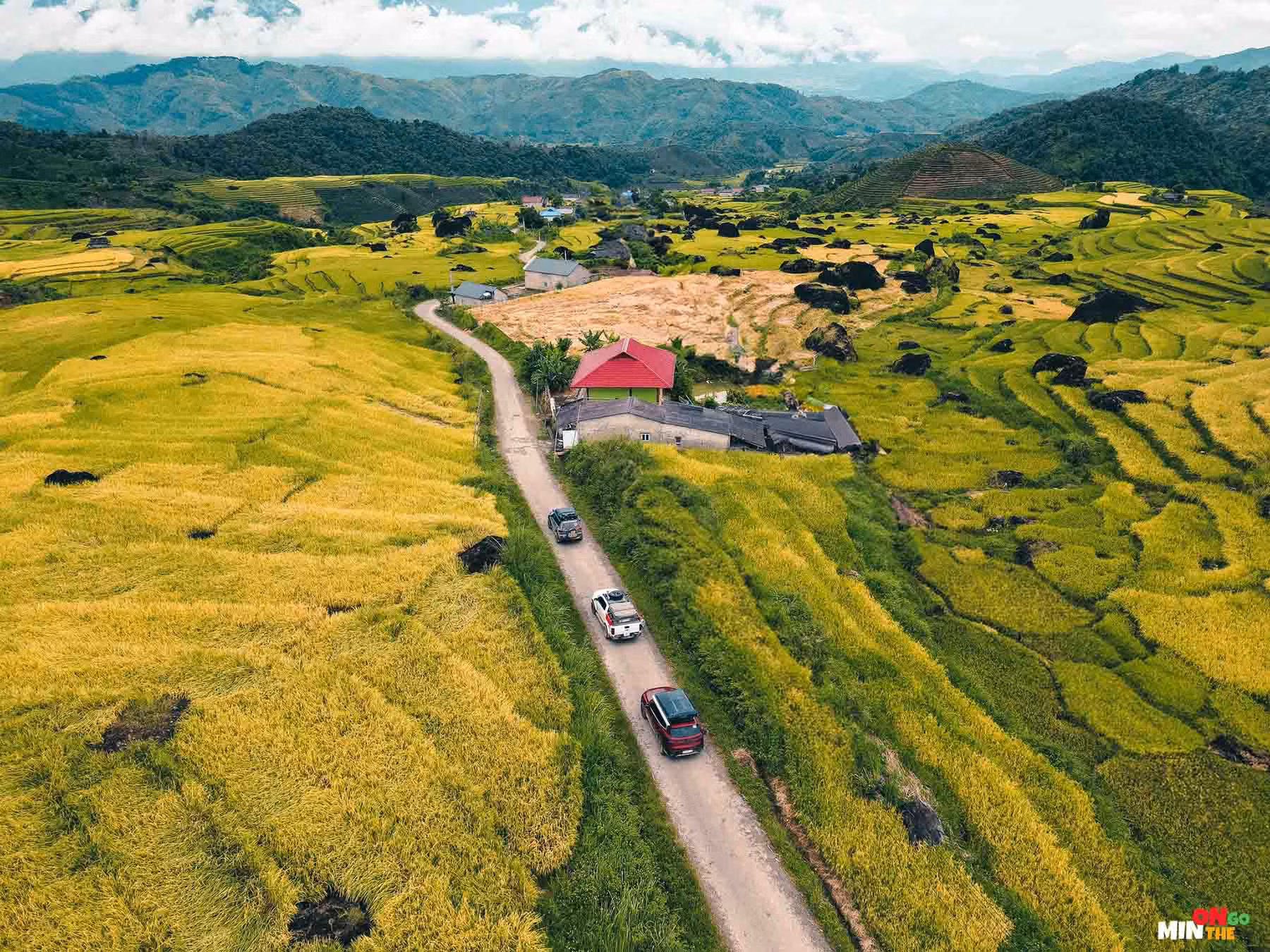 Anh Nguyễn Ngọc Minh, người vừa có chuyến cắm trại cùng gia đình tại đồi chè Tân Uyên, cho biết trên đường vào đồi chè, du khách sẽ có dịp đi qua những thửa ruộng bậc thang tầng tầng lớp lớp, tạo nên bức tranh thiên nhiên thơ mộng.