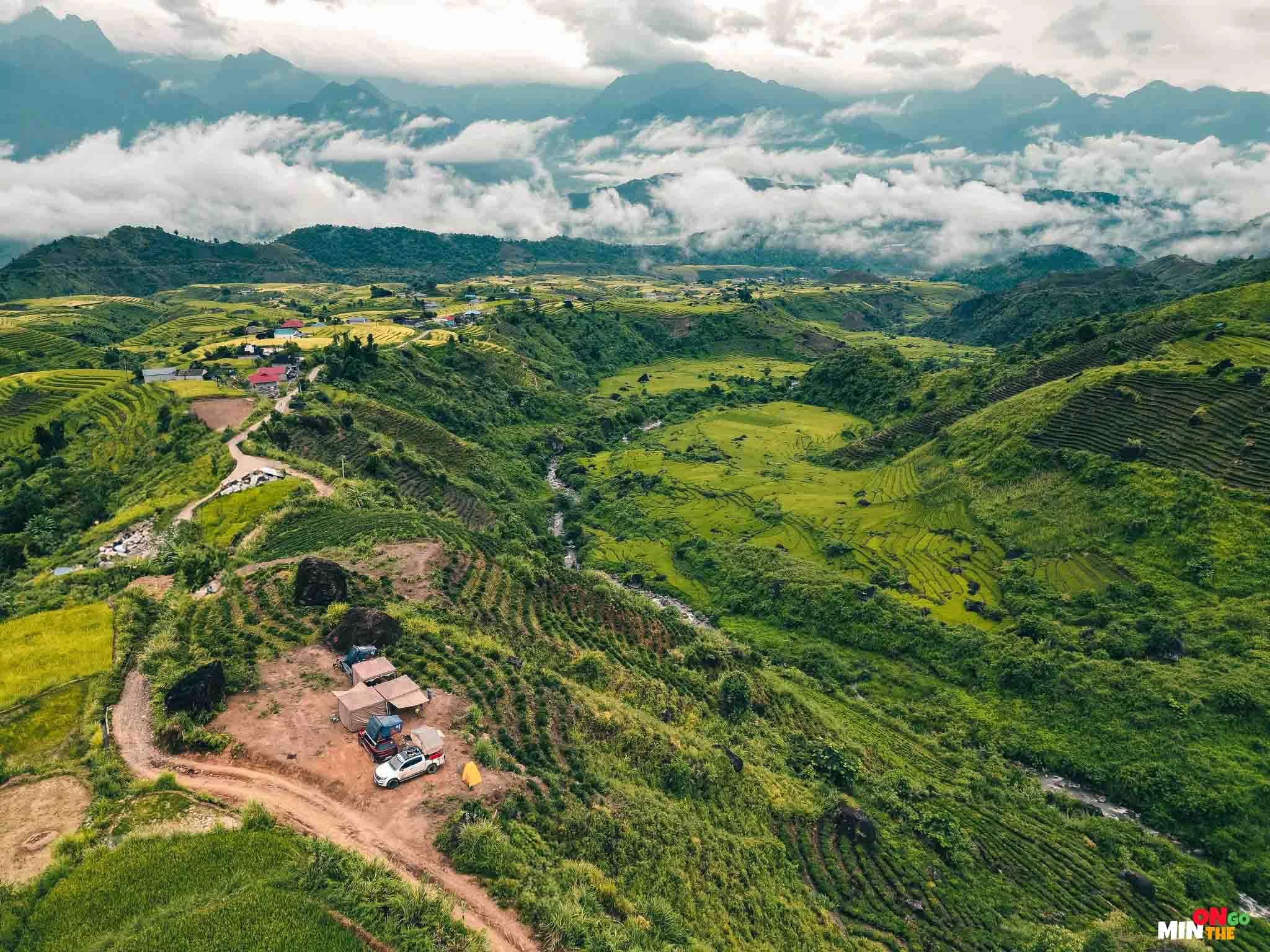 Theo anh Minh, trên đỉnh đồi chè là một bãi đất trống, du khách có thể hạ trại tại đây. Từ nơi này, mọi người không chỉ được ngắm lúa vàng, chè xanh, mà còn thấy được đỉnh Fansipan hùng vĩ.