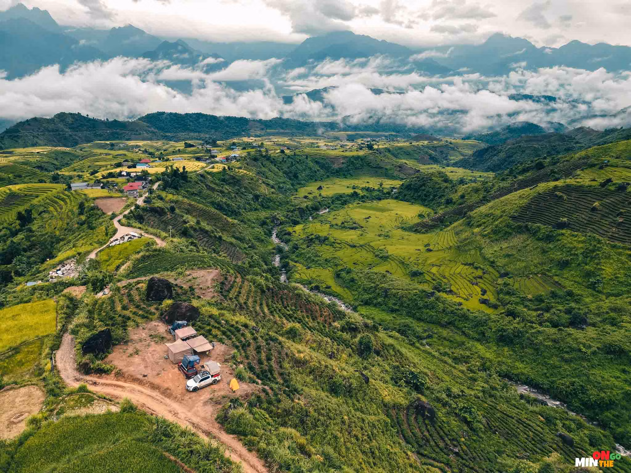 Theo anh Minh, trên đỉnh đồi chè là một bãi đất trống, du khách có thể hạ trại tại đây. Từ nơi này, mọi người không chỉ được ngắm lúa vàng, chè xanh, mà còn thấy được đỉnh Fansipan hùng vĩ.