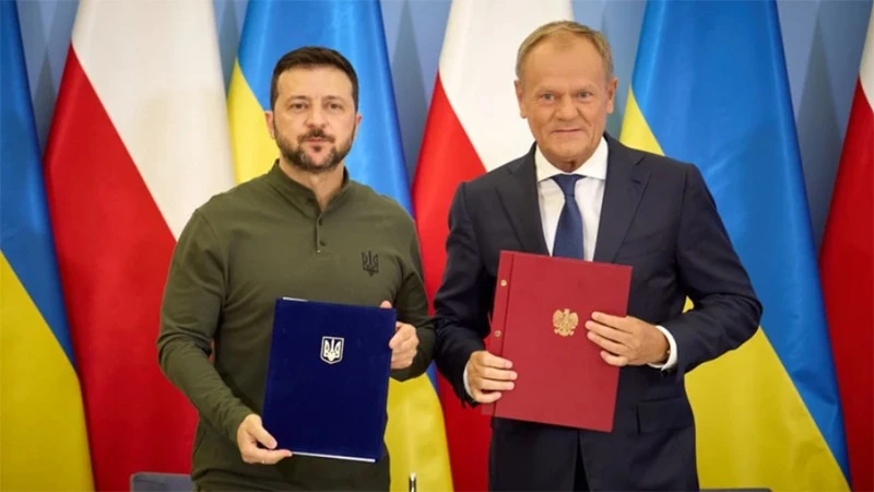Tổng thống Ukraine Volodymyr Zelensky (trái) và Thủ tướng Ba Lan Donald Tusk tại lễ ký thỏa thuận an ninh ở Warsaw hôm 8/7.