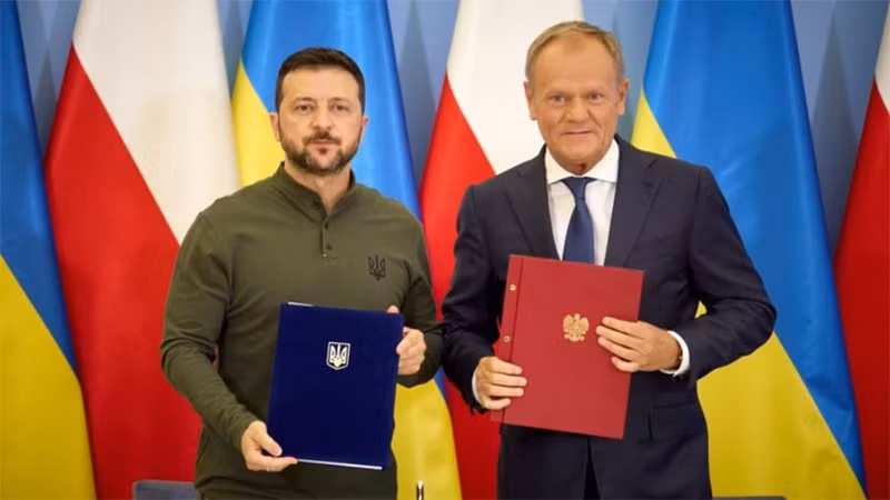 Tổng thống Ukraine Volodymyr Zelensky (trái) và Thủ tướng Ba Lan Donald Tusk tại lễ ký thỏa thuận an ninh ở Warsaw hôm 8/7.