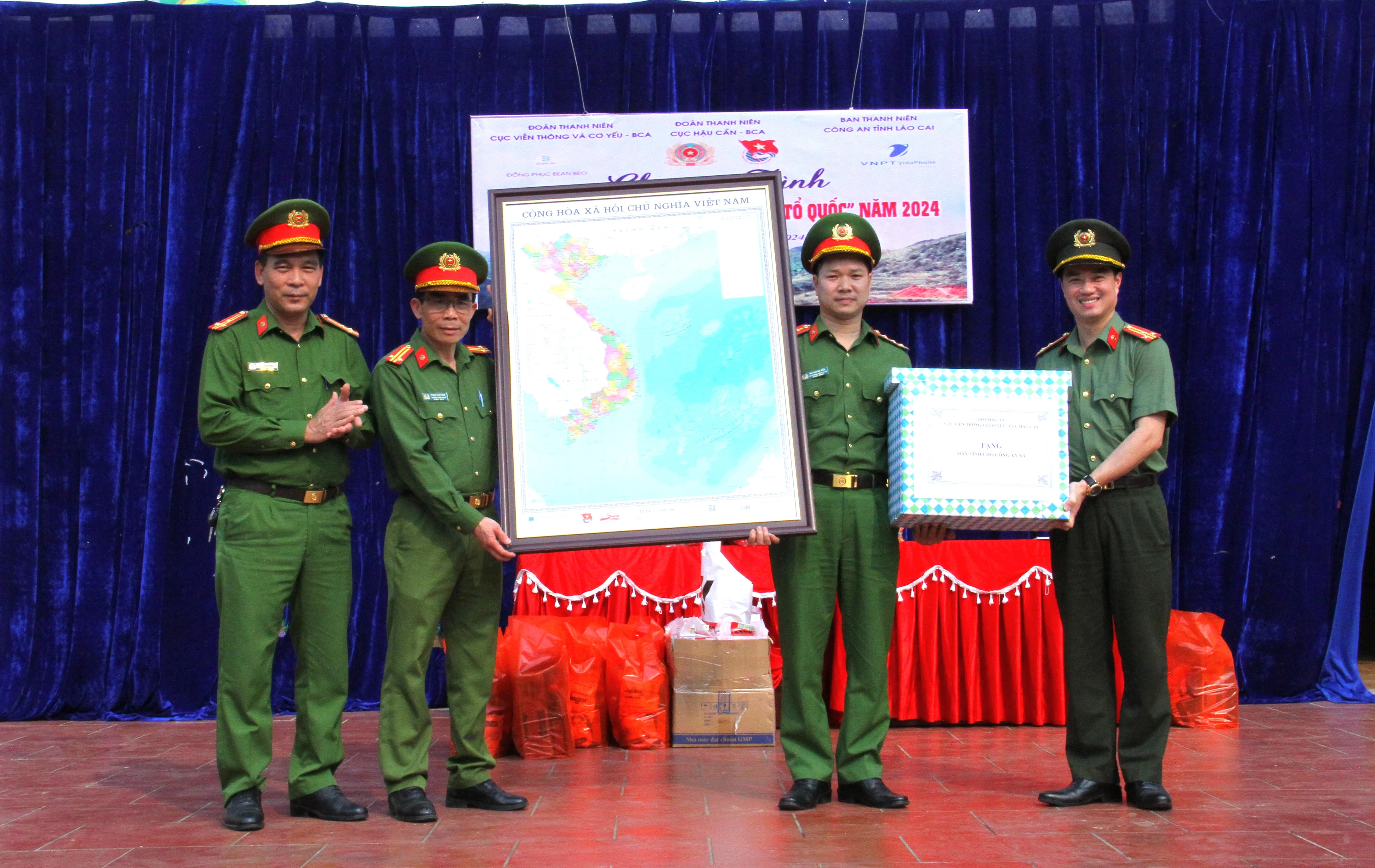 Chương trình trao quà cho Công an xã Bản Lầu.JPG