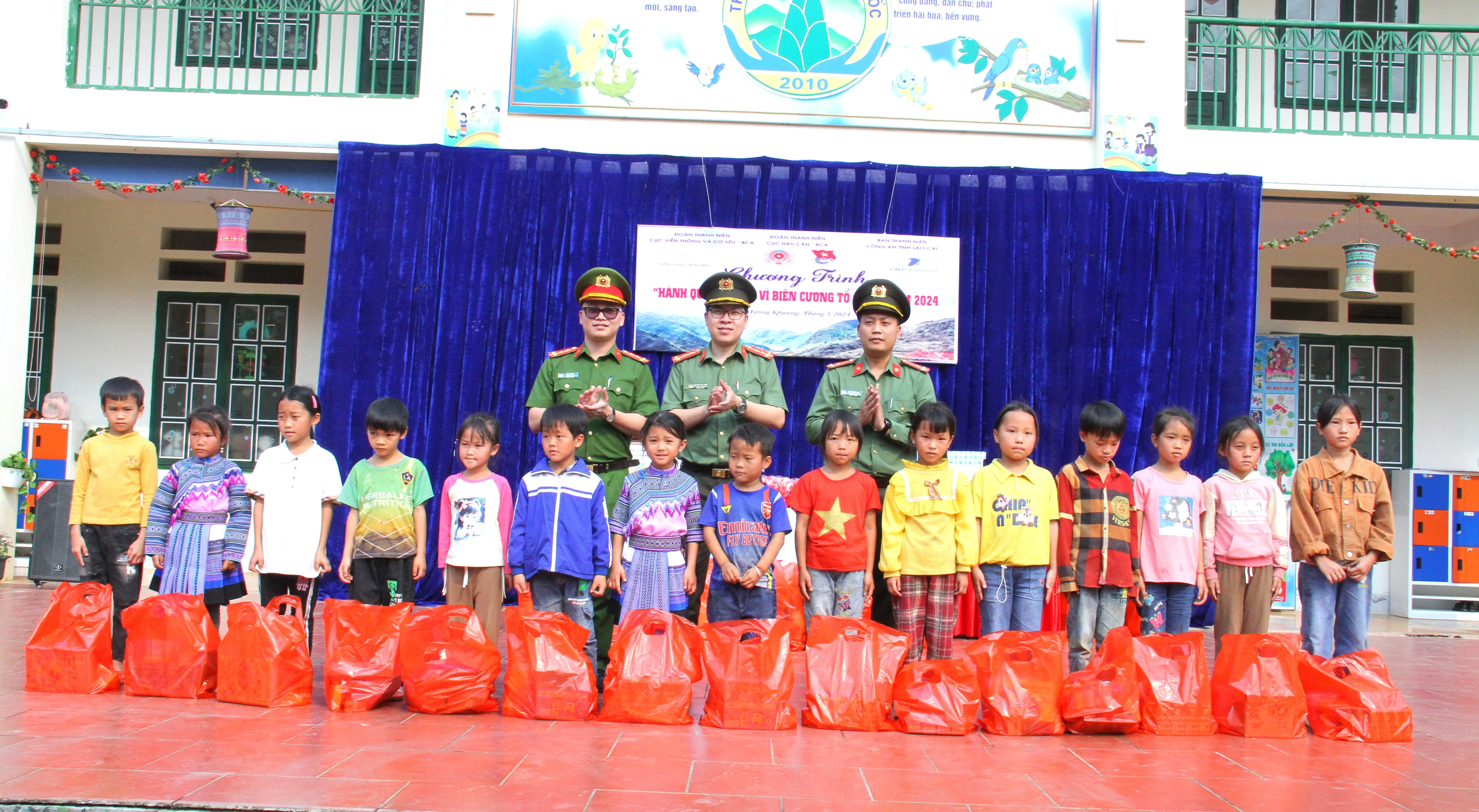 Chương trình trao quà cho các em học sinh vượt khó học giỏi.JPG