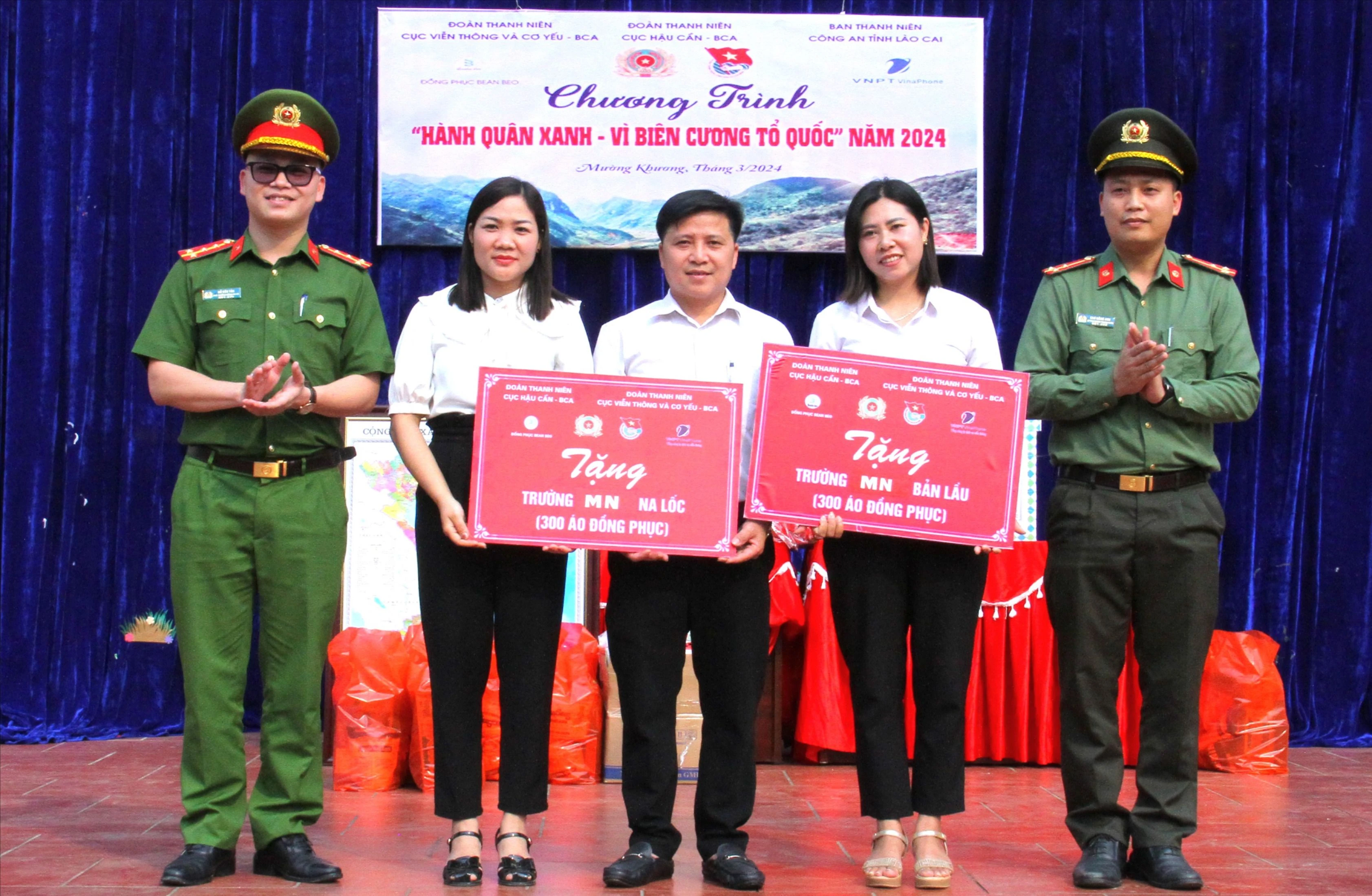 Chương trình trao tặng 600 áo đồng phục cho trường Mầm non Na Lốc và Bản Lầu.JPG