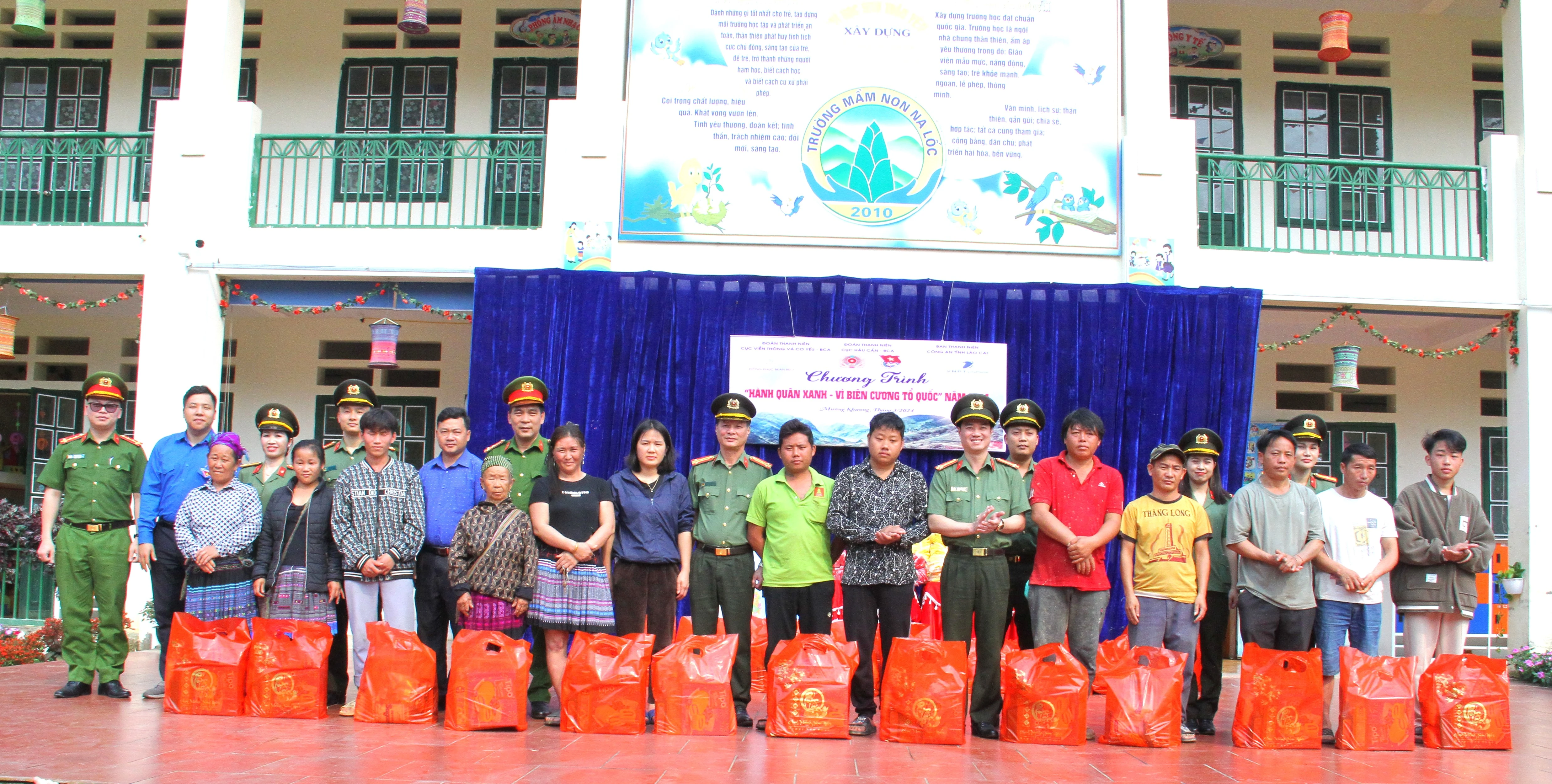 Chương trình tặng 20 xuất quà cho 20 gia đình có hoàn cảnh khó khăn.JPG