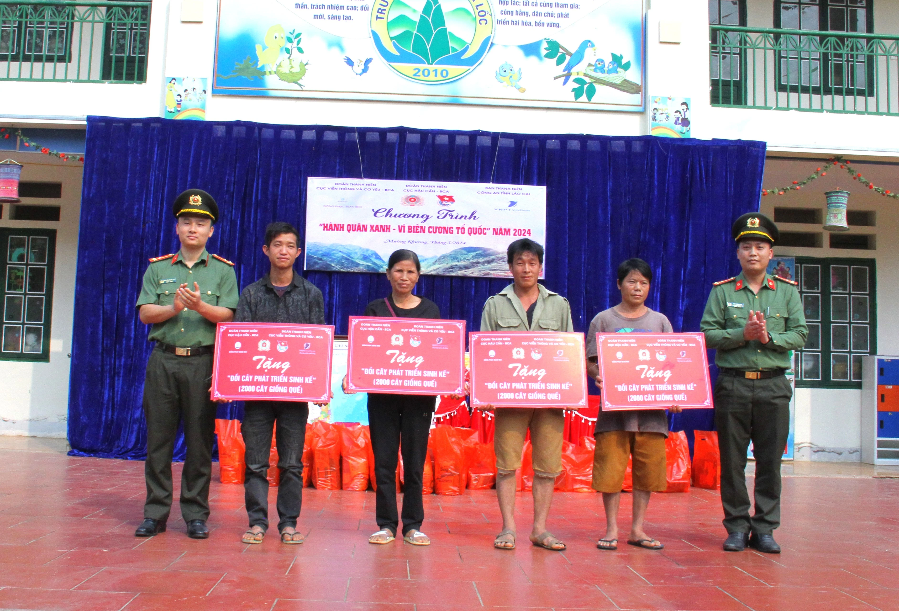 Chương trình trao tặng 8000 cây Quế giống cho 4 hộ dân có hoàn cảnh khó khăn vươn lên phát triển kinh tế..JPG