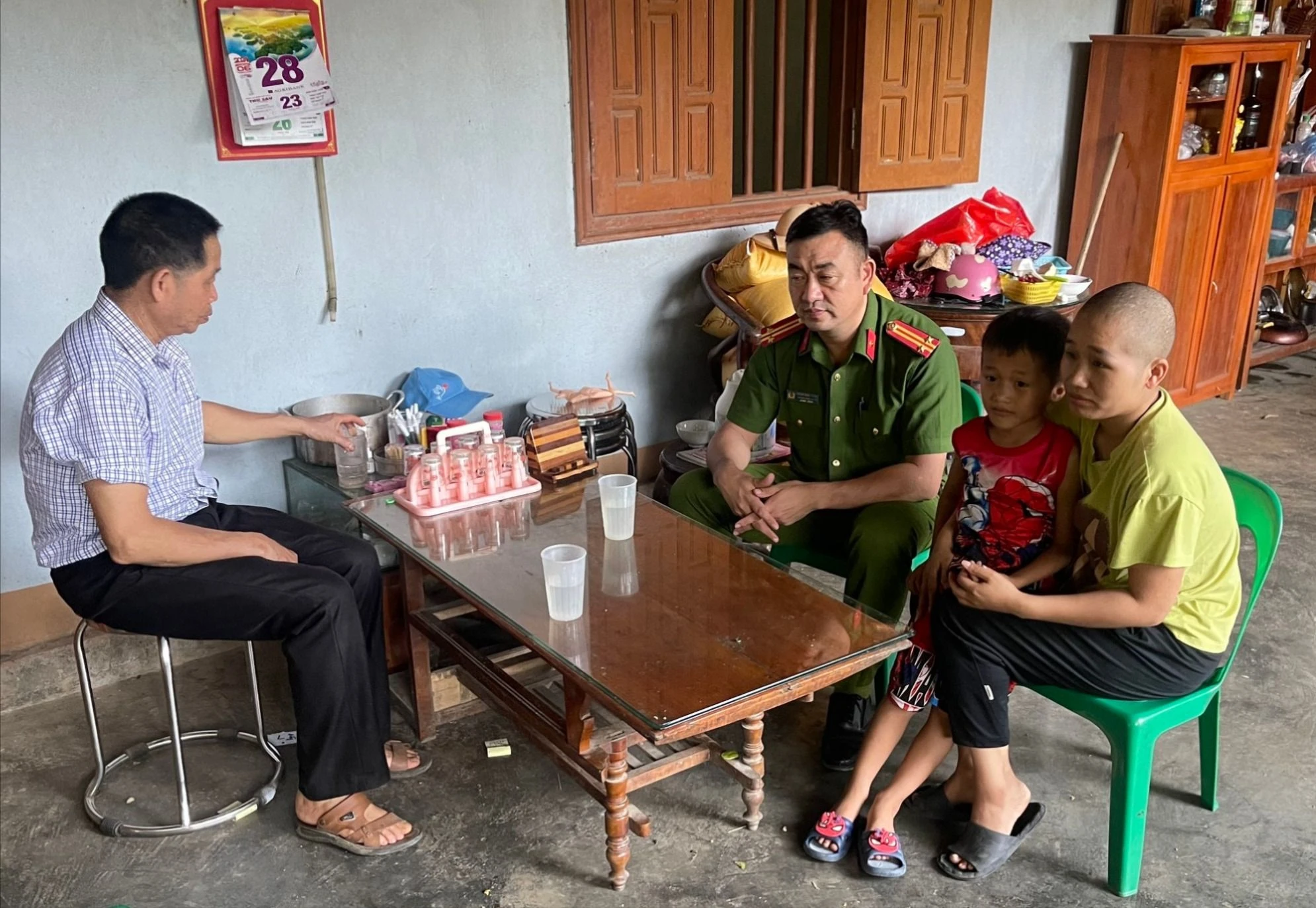 Ảnh 3- đ_c Trưởng Công an xã Xuân Quang đến động viên, chia sẻ cùn gia đình cháu Trần Huy Quân.JPG