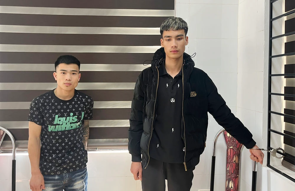 Đối tượng Vi Văn Kết và Nguyễn Văn Ninh tại cơ quan điều tra.jpg