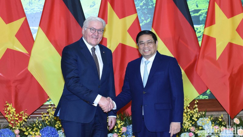 Thủ tướng Phạm Minh Chính đón Tổng thống Cộng hòa Liên bang Đức Frank-Walter Steinmeier. Thủ tướng Phạm Minh Chính đón Tổng thống Cộng hòa Liên bang Đức Frank-Walter Steinmeier.