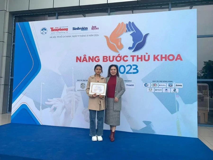 Sinh viên Vù Thó Pia nhận học bổng Nâng bước thủ khoa năm 2023.
