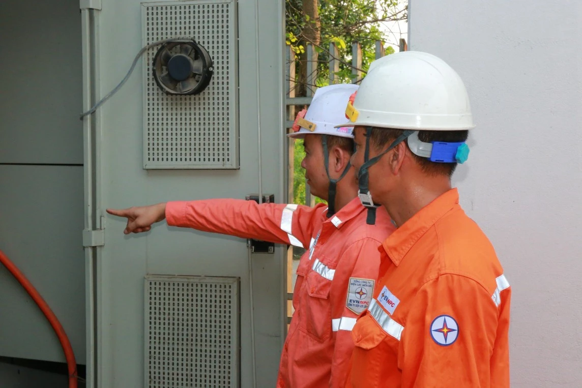 PC Lào Cai kiểm tra, rà soát các đường dây và trạm biến áp cấp điện cho các điểm thi.