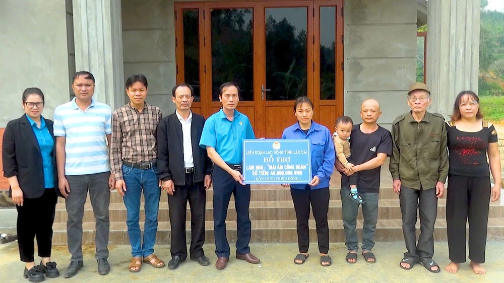 TRAO TIỀN HỖ TRỢ 40 TRIỆU CHO CHỊ PHAY.jpg