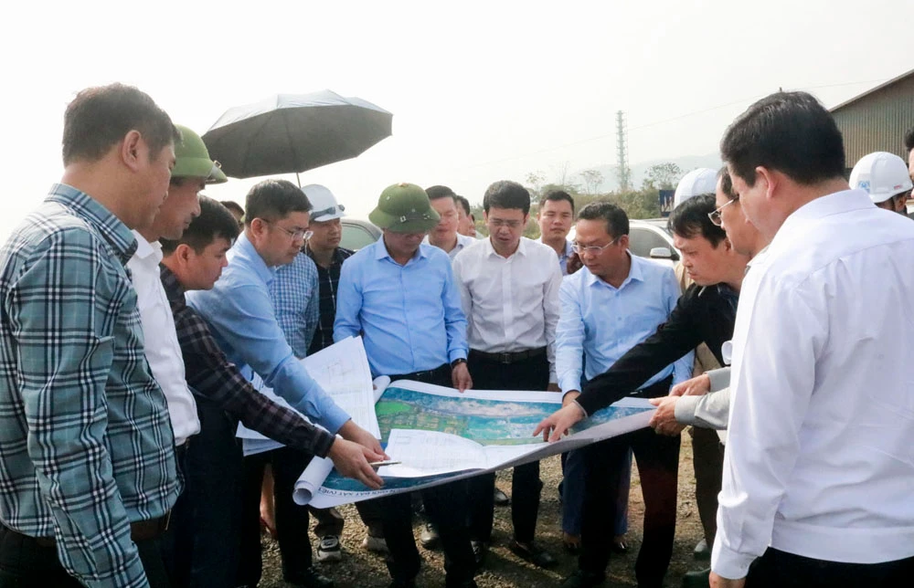 Kiểm tra dự án cầu qua sông biên giới tại xã Bản Vược.jpg