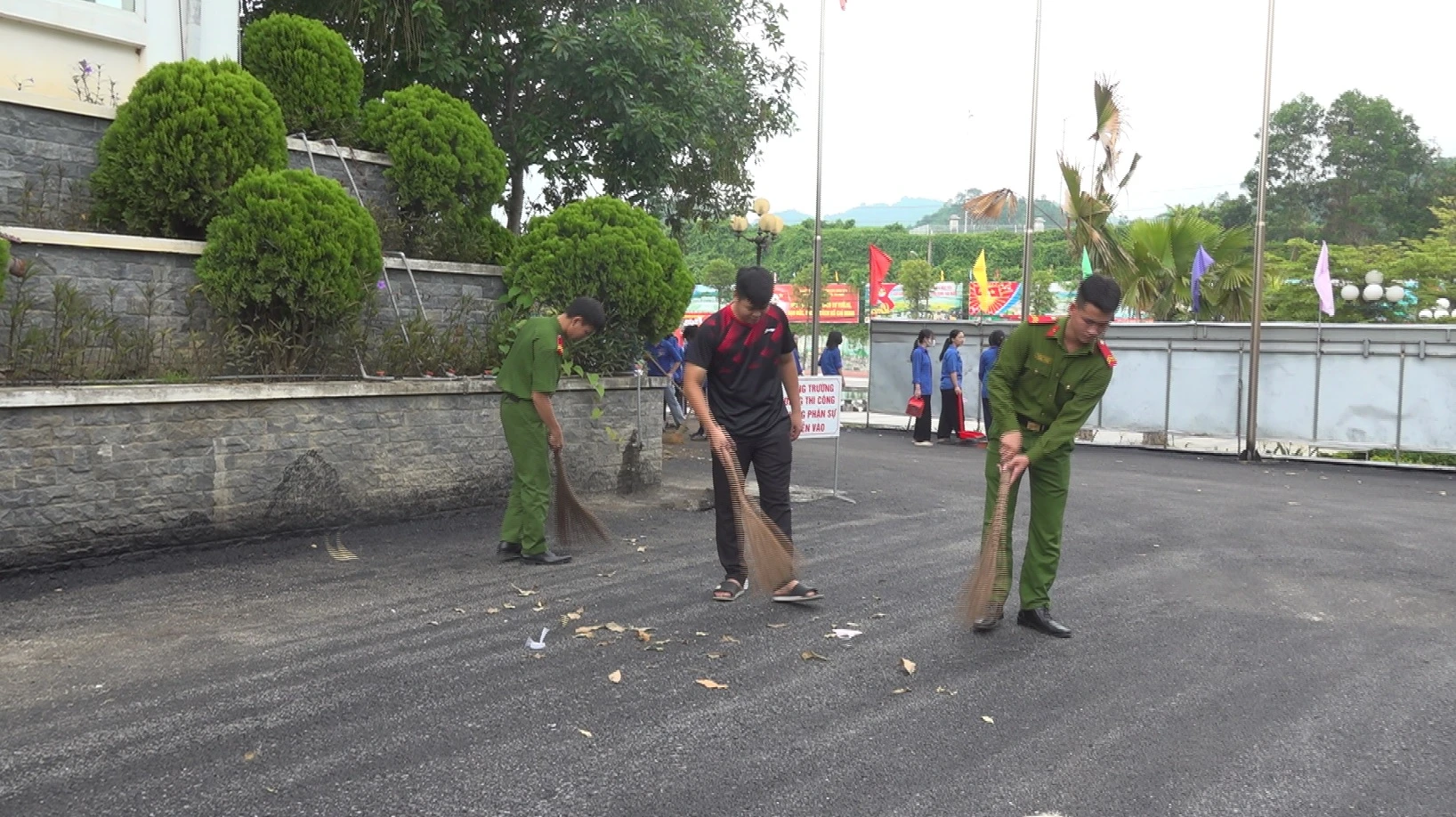 Chiến sĩ Công an huyện tham gia quét dọn vệ sinh khu vực xung quanh Nhà văn hóa huyện.jpg
