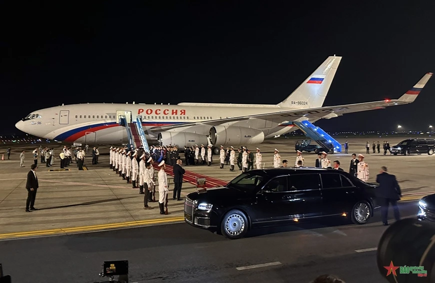 Xe chở Tổng thống Vladimir Putin rời sân bay Nội Bài hướng về nội thành Hà Nội.