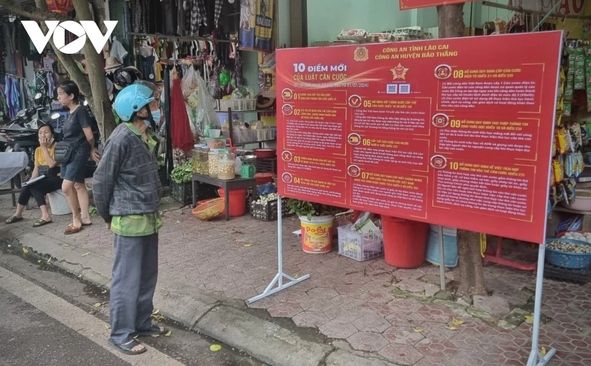 Bảng tuyên truyền Luật Căn cước đặt tại huyện Bảo Thắng.