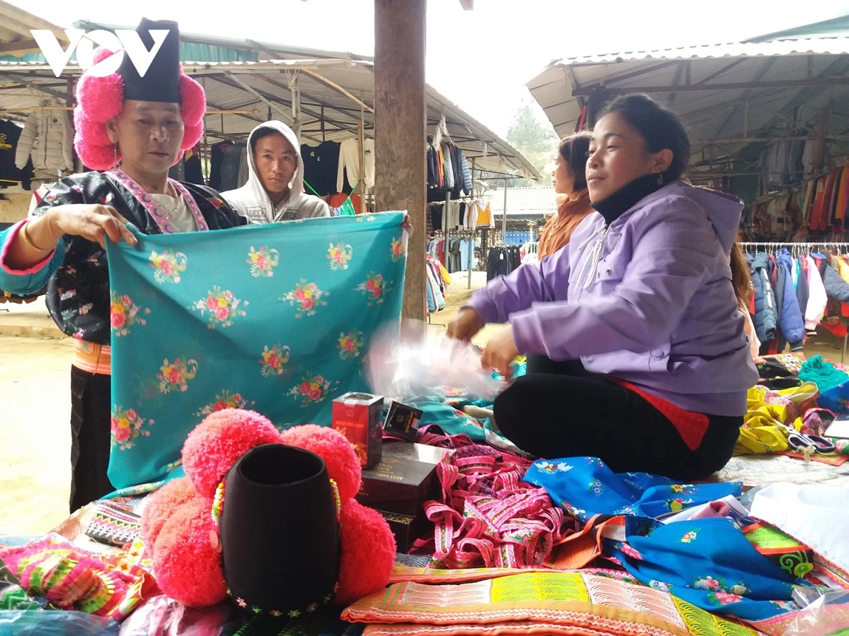 Vải in hoa công nghiệp được bày bán nhiều ở chợ phiên vùng cao.