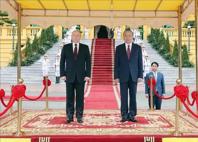 Chủ tịch nước Tô Lâm và Tổng thống Liên bang Nga Vladimir Putin trên bục danh dự, nghe quân nhạc cử Quốc thiều hai nước.