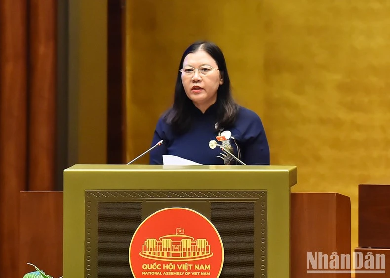 Chủ nhiệm Ủy ban Tư pháp Lê Thị Nga trình bày dự thảo Luật Tổ chức tòa án nhân dân (sửa đổi).