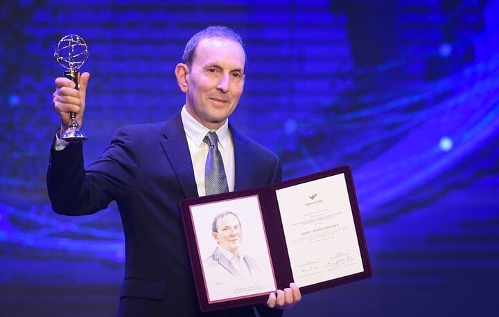 GS. Daniel Joshua Drucker (Viện nghiên cứu Lunenfeld-Tanenbaum, Đại học Toronto, Canada), Chủ nhân Giải Đặc biệt VinFuture 2023 dành cho Nhà khoa học nghiên cứu các lĩnh vực mới vừa được tạp chí Time bình chọn Top 100 nhân vật ảnh hưởng nhất thế giới 2024. GS. Daniel Joshua Drucker (Viện nghiên cứu Lunenfeld-Tanenbaum, Đại học Toronto, Canada), Chủ nhân Giải Đặc biệt VinFuture 2023 dành cho Nhà khoa học nghiên cứu các lĩnh vực mới vừa được tạp chí Time bình chọn Top 100 nhân vật ảnh hưởng nhất thế giới 2024.